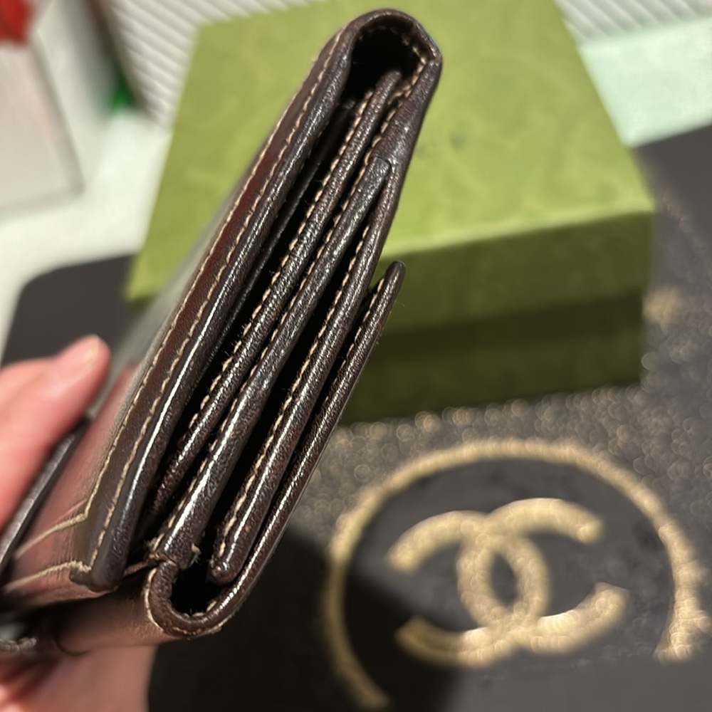 Gucci Elegant Brown Leather Wallet with Gold Accent - Picture 10 of 11